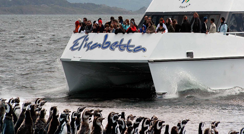 Uno de los grandes atractivos de Ushuaia es navegar por el Canal Beagle, por lo que invitamos a realizar este tipo de excursiones y conocer ms sobre la historia fueguina, expres el Presidente del INFUETUR, Luis Castelli.